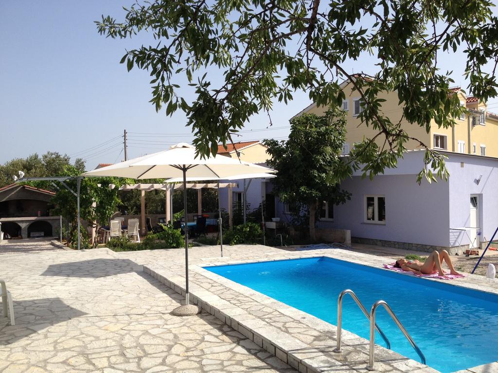 Apartments Jerine ตรีบูนย์ ภายนอก รูปภาพ