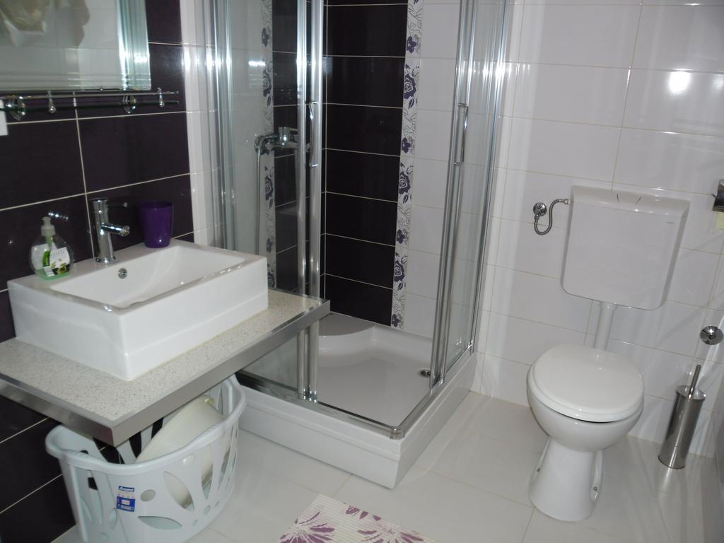 Apartments Jerine ตรีบูนย์ ภายนอก รูปภาพ